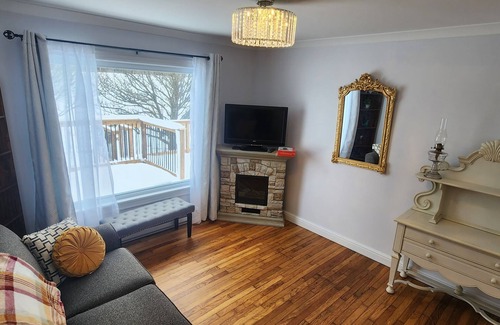 Terra Nova Other | Inviting Historic Farmhouse with Hot Tub & Breakfast