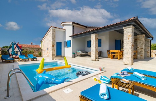 Jursici Villa | Family-Friendly Villa with Ocean Views & Pet Welcoming