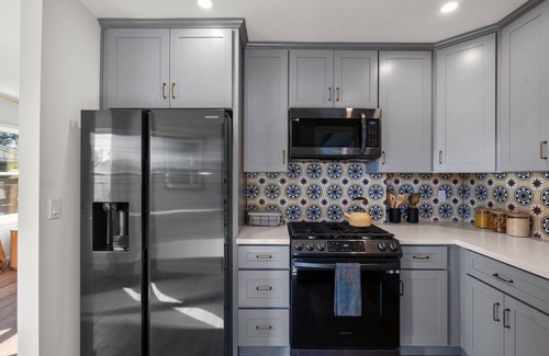 North Hollywood House | Renovated Warn Home with Yard & Kitchen, 5min from Airport
