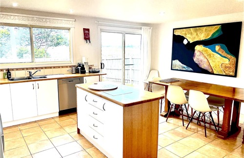 Hastings House | Enchanting Warrangine Bay View Retreat on Mornington Peninsula
