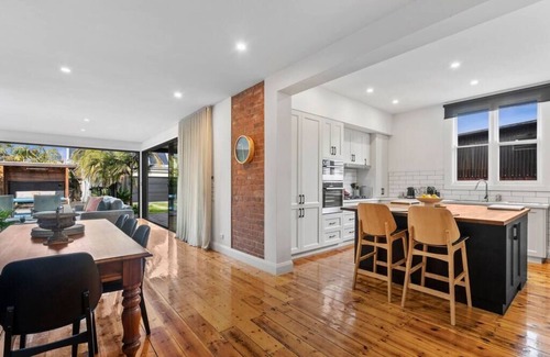 Geelong West House | Premier Stay at Warranyah - Family-Friendly on Preston