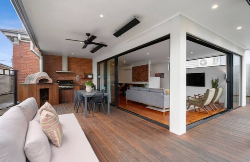 Geelong West House | Premier Stay at Warranyah - Family-Friendly on Preston