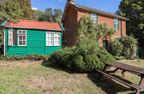 Bures House | Warren Cottage: Family & Pet-Friendly Getaway Awaits