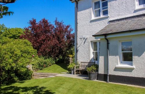 Dartmouth House | Elegant Warren Cottage: 5-Star Family-Friendly Retreat