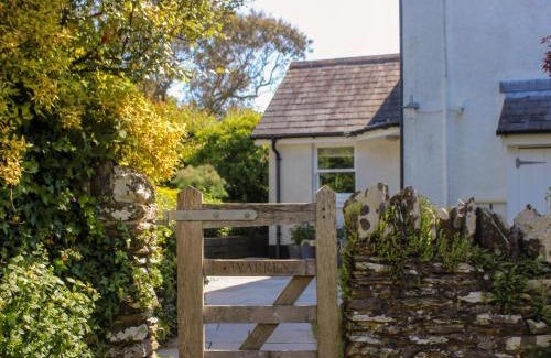 Dartmouth House | Elegant Warren Cottage: 5-Star Family-Friendly Retreat