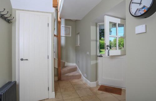 Dartmouth House | Elegant Warren Cottage: 5-Star Family-Friendly Retreat