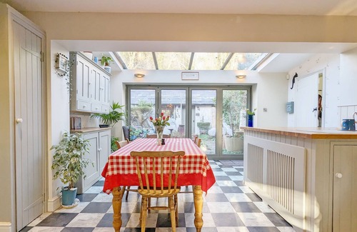 Worthing Cottage | Warren Cottage - sleeps 4 guests in 2 bedrooms