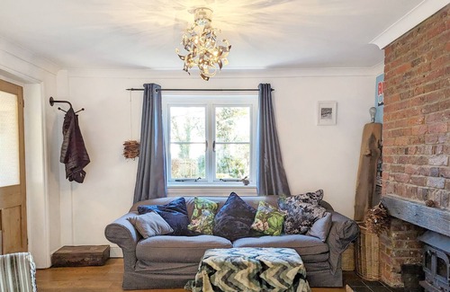 Worthing Cottage | Warren Cottage - sleeps 4 guests in 2 bedrooms