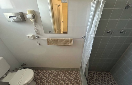 Warren Hotel | Comfortable Stay at Warren Motor Inn with Family Amenities