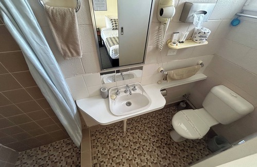 Warren Hotel | Comfortable Stay at Warren Motor Inn with Family Amenities