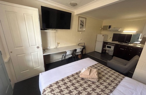 Warren Hotel | Comfortable Stay at Warren Motor Inn with Family Amenities