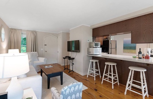 Cornwall Bridge Cottage | Top-Rated Melius 1BR Cottage with Pool & Ocean View