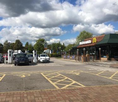 Lymm Hotel | Welcoming Warrington Motel Near M6 with Great Amenities