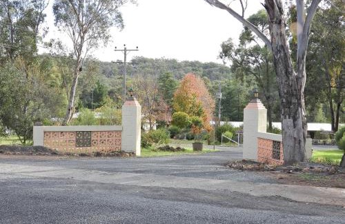 Coonabarabran Hotel | Pet-Friendly Warrumbungles Mountain Motel with Ocean Views