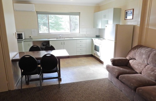 Coonabarabran Hotel | Explore Warrumbungles Mountain Motel: Family-Friendly Retreat