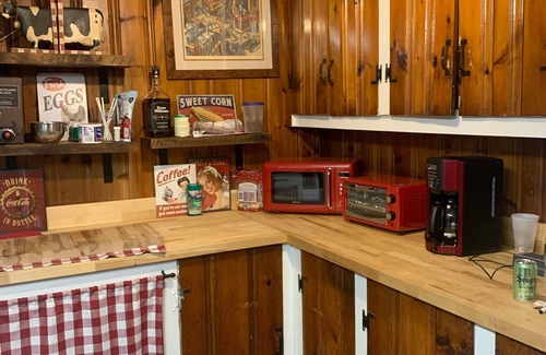 Warwick Cottage | Idyllic Warwick Creekside Cottage with Ocean View & Kitchen