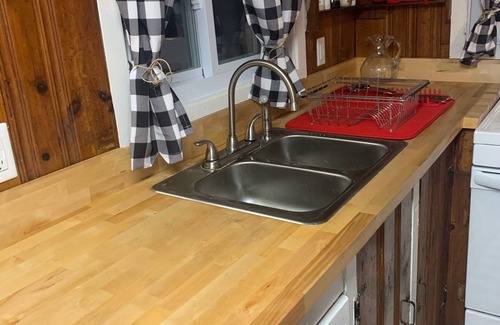 Warwick Cottage | Idyllic Warwick Creekside Cottage with Ocean View & Kitchen