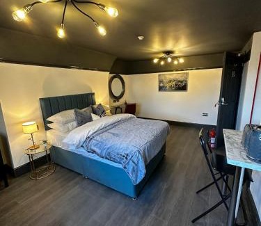 Leamington Spa Apartment | Charming Warwick St Studios: Pet & Child Friendly Stay