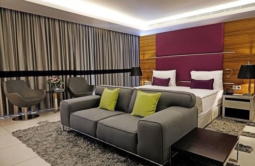Zalqa Hotel | Discover Warwick Stone 55 Hotel: Family-Friendly Getaway