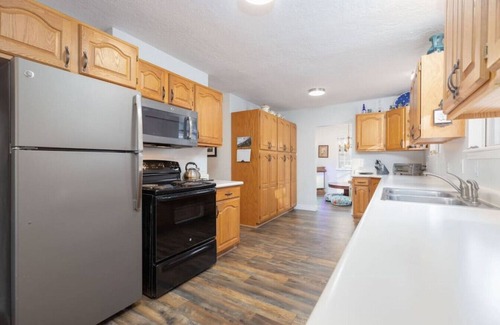 Cottonwood Heights House | Wasatch Cottage: Hot Tub, Pool Table & Perfect for Skiers!