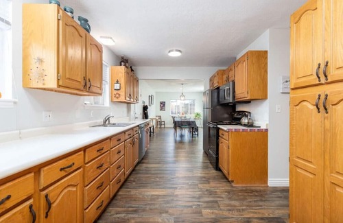 Cottonwood Heights House | Wasatch Cottage: Hot Tub, Pool Table & Perfect for Skiers!