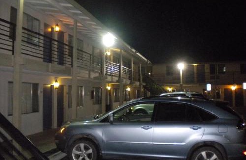 Wasco Hotel | Cozy Wasco Inn: Pet-Friendly Stay with Pool & Restaurant