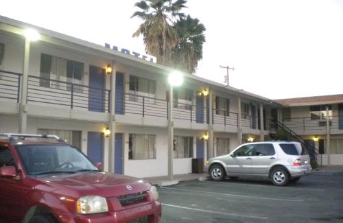 Wasco Hotel | Cozy Wasco Inn: Pet-Friendly Stay with Pool & Restaurant