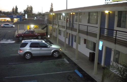 Wasco Hotel | Cozy Wasco Inn: Pet-Friendly Stay with Pool & Restaurant