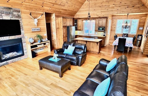 Scugog Cottage | Guest Rated: Washago Bay Cottage with Lake View & Pet Friendly