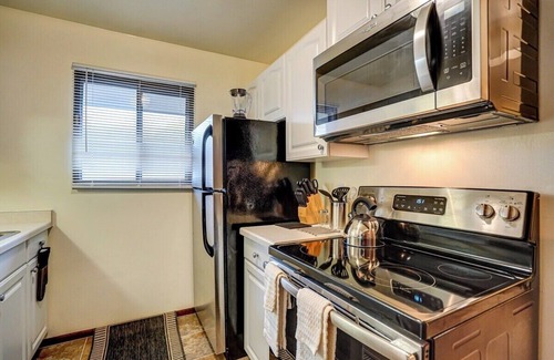 Greenfield Apartment | Pet-Friendly Corner Apartment with Modern Amenities