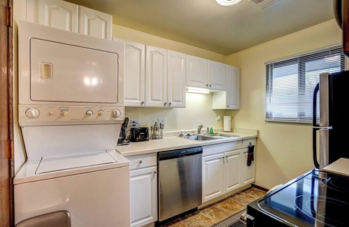 Greenfield Apartment | Pet-Friendly Corner Apartment with Modern Amenities