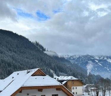 Untertschern Apartment | Exceptional Stay at Wasserfallweg 17 with Family-Friendly Amenities