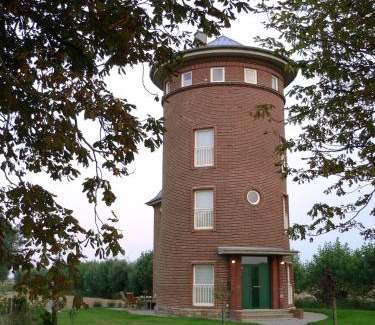 Nordleda Apartment | Elegant Wasserturm Cuxhaven: Guest Rated 9/10 with Kitchen