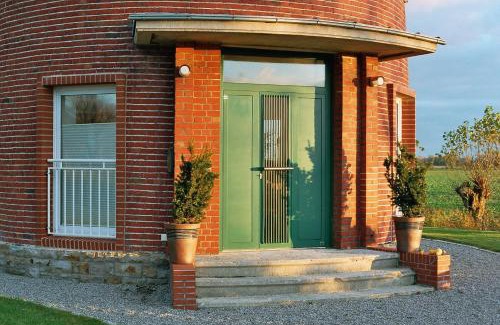 Nordleda Apartment | Elegant Wasserturm Cuxhaven: Guest Rated 9/10 with Kitchen