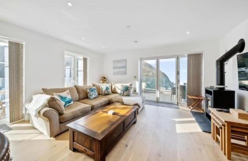 Lynmouth Apartment | Watchtower Reach, Sea Views, Spacious Terrace, Sleeps 6, Parking