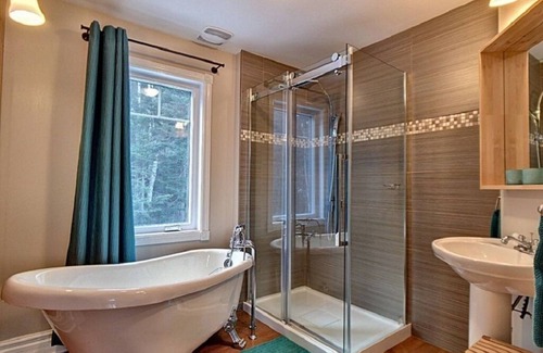 Saint Come Ski Chalet | Waterfront Getaway with Jacuzzi & Ski Access for Remote Work