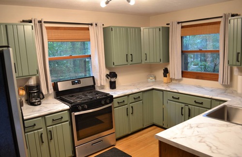 Roscommon Cottage | Charming Au Sable River Getaway with Family-Friendly Amenities