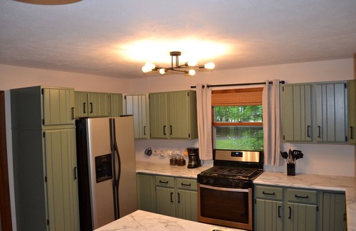 Roscommon Cottage | Charming Au Sable River Getaway with Family-Friendly Amenities