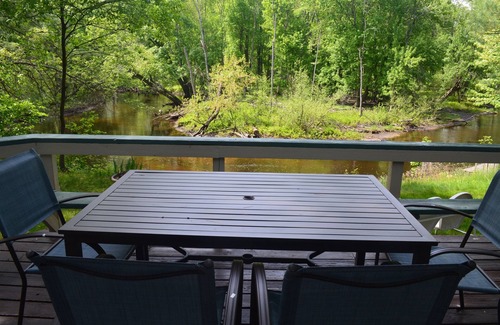 Roscommon Cottage | Charming Au Sable River Getaway with Family-Friendly Amenities