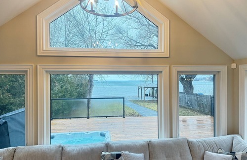 Duclos Point Cottage | Scenic Water Front Cottage in Georgina with Lake Views