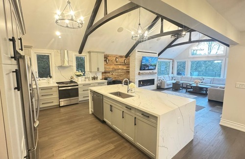 Duclos Point Cottage | Scenic Water Front Cottage in Georgina with Lake Views
