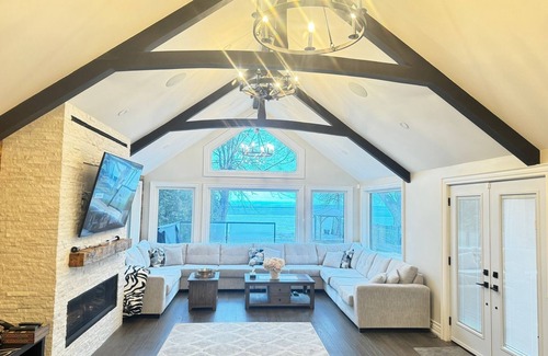 Duclos Point Cottage | Scenic Water Front Cottage in Georgina with Lake Views