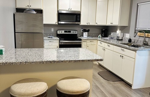 Port Isabel Cottage | Waterfront Cottage with Deck for Memorable Sunsets