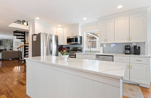 North House | Relaxing Waterfront Oasis with Hot Tub & Pickleball Court