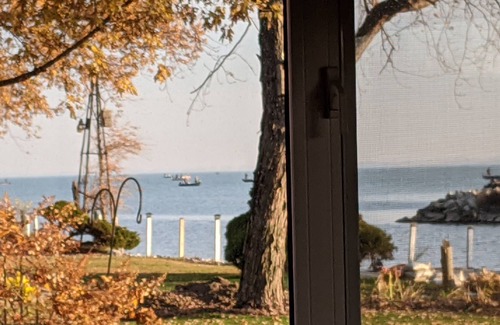 Lighthouse Cove Cabin | Water Front Relaxation