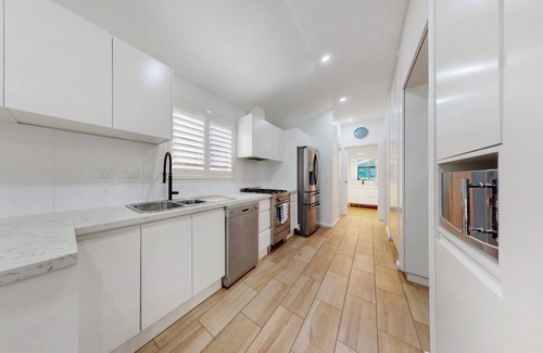 Wisemans Ferry House | Pet-Friendly Water Front Cabin with Spa in Wisemans Ferry
