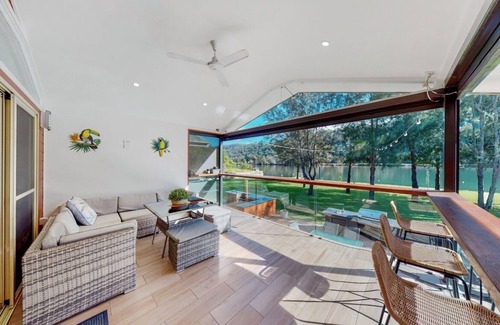 Wisemans Ferry House | Pet-Friendly Water Front Cabin with Spa in Wisemans Ferry