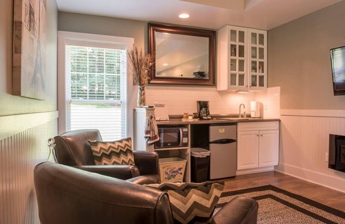 Harrisonburg Apartment | Water Lily Studio: Cozy Getaway with Kitchen & Breakfast