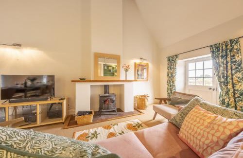 Burnham Overy Staithe House | Cozy Water Mill House - Family and Pet-Friendly Retreat