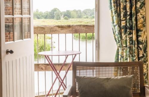 Burnham Overy Staithe House | Cozy Water Mill House - Family and Pet-Friendly Retreat